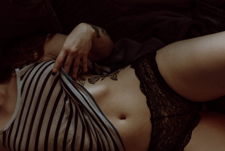 Manon petite mort fr in bed with 007 1 770x515 - Manon